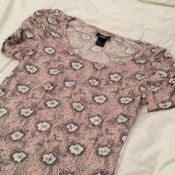 H&M pink floral tee 🌸 - Picture 2 of 3